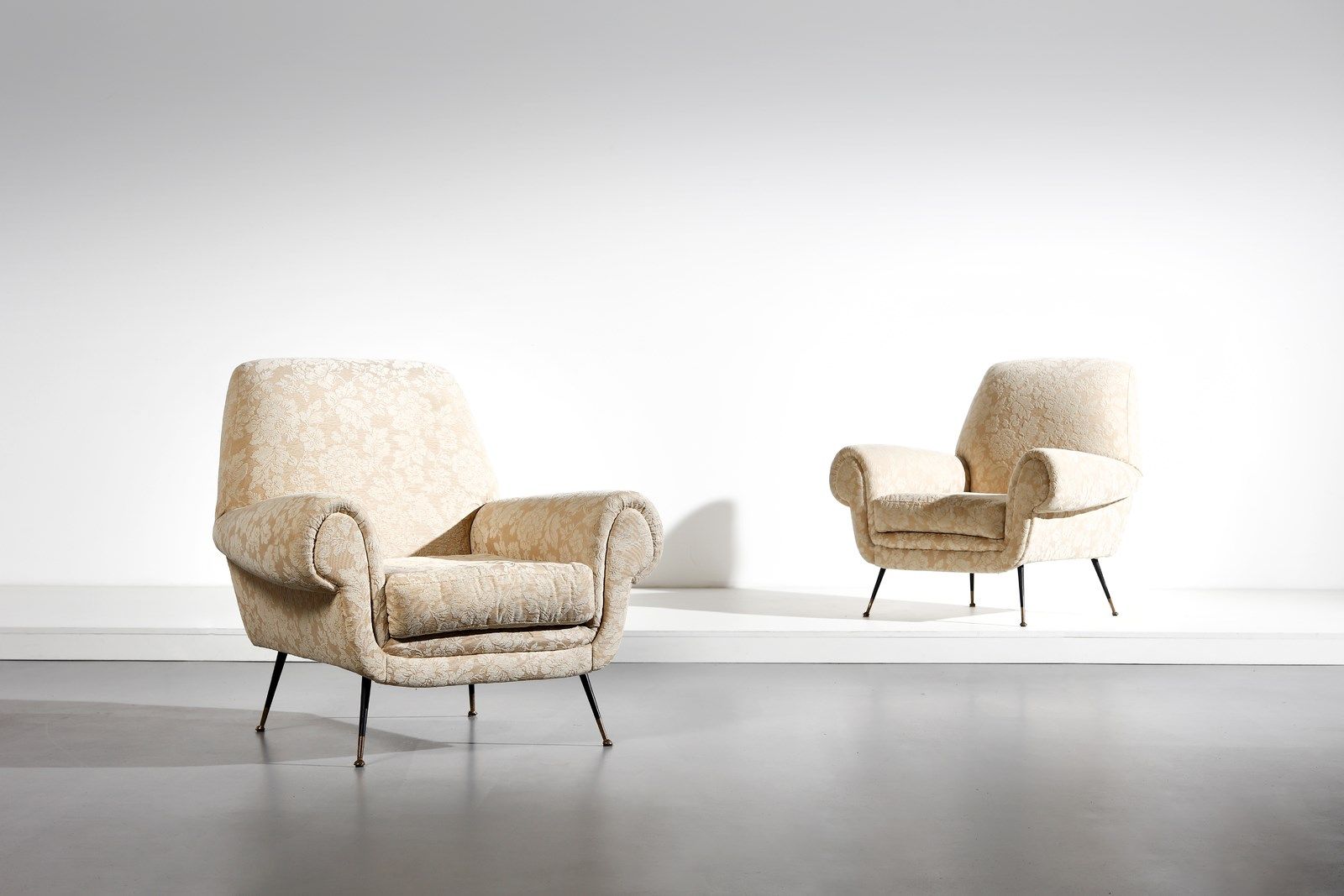 RADICE GIGI (1954 - 2002) Pair of armchairs. Brass, iron and fabric.. Cm 90,00 x&hellip;