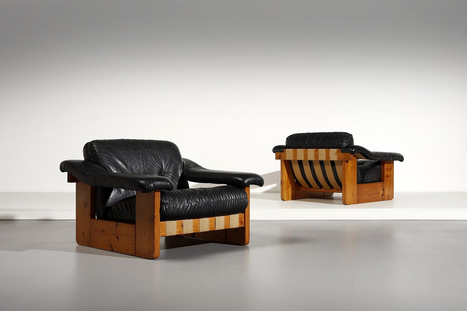 ITALIAN WORK ITALIAN WORK Pair of armchairs. Wood and leather.. Cm 103,00 x 70,0&hellip;