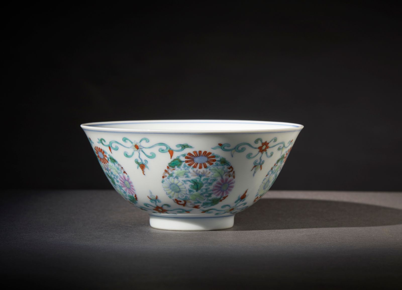 Chinese Art A doucai porcelain cup. Art chinois. Une tasse en porcelaine doucai.&hellip;