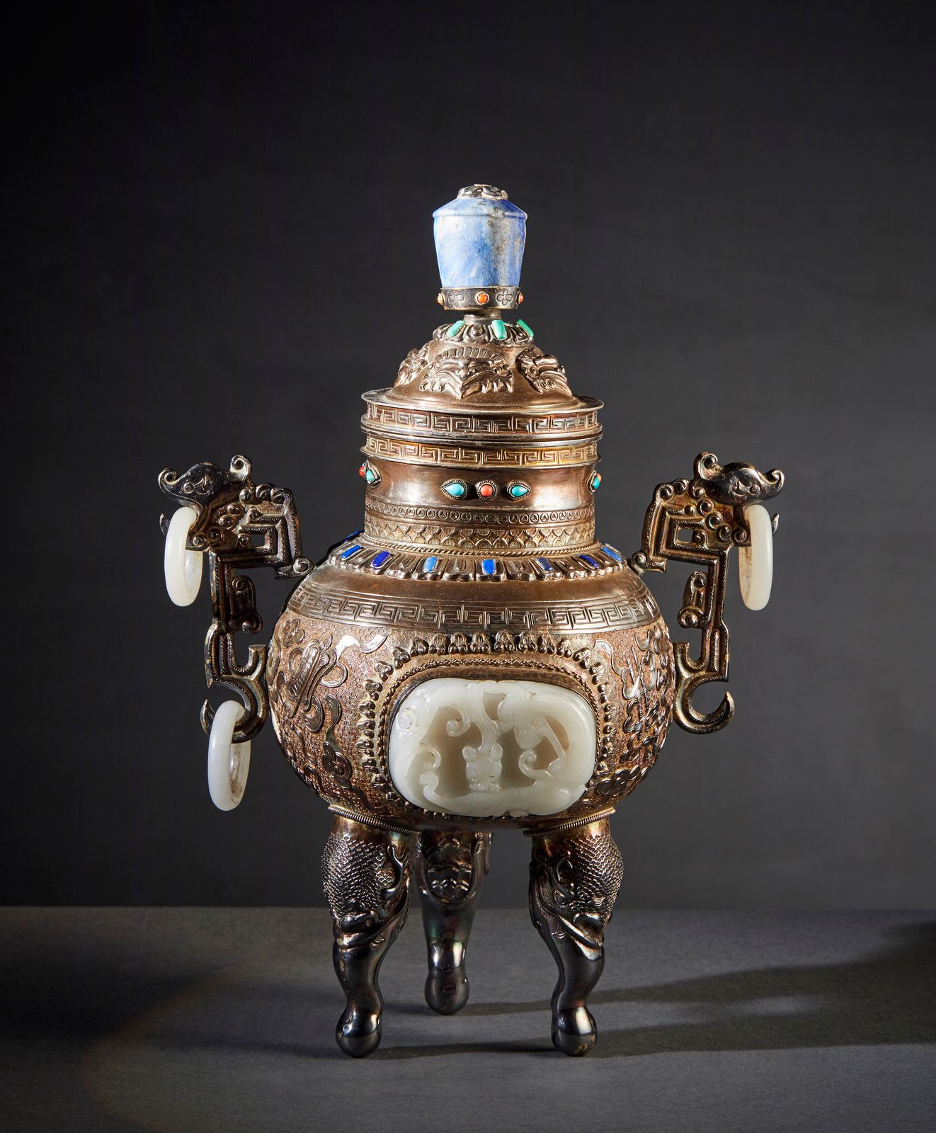 Chinese Art A silver tripod censer. Arte cinese. Incensiere tripode in argento. &hellip;