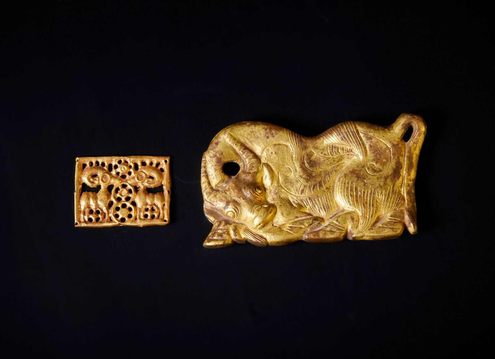 Chinese Art Two embossed gilt metal plaques 中国艺术。两块压印的鎏金金属牌 中国，鄂尔多斯文化。一个描绘的是一头卧牛&hellip;