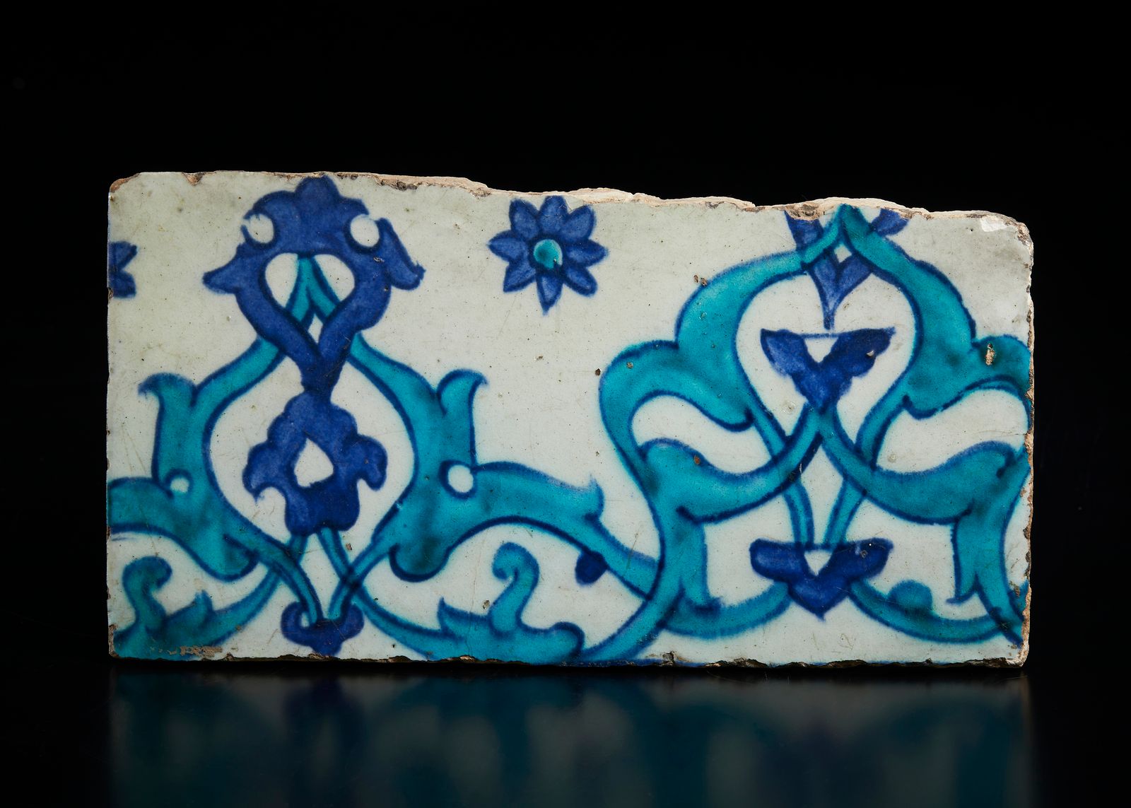 Islamic Art A blue and turquoise Iznik pottery border tile 伊斯兰艺术。一个蓝色和绿松石色的伊兹尼克陶&hellip;