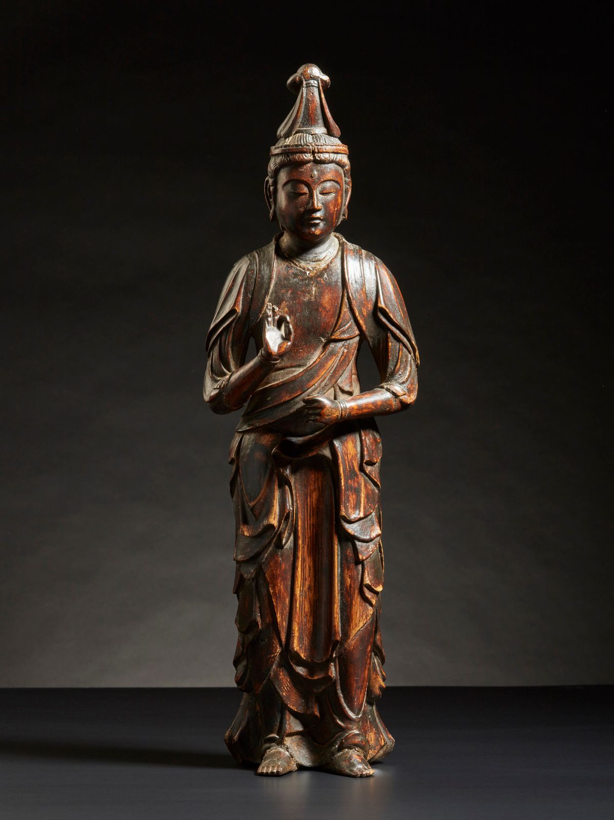 Chinese Art A wooden figure of Guanyin Arte cinese. Figura lignea di Guanyin Gia&hellip;