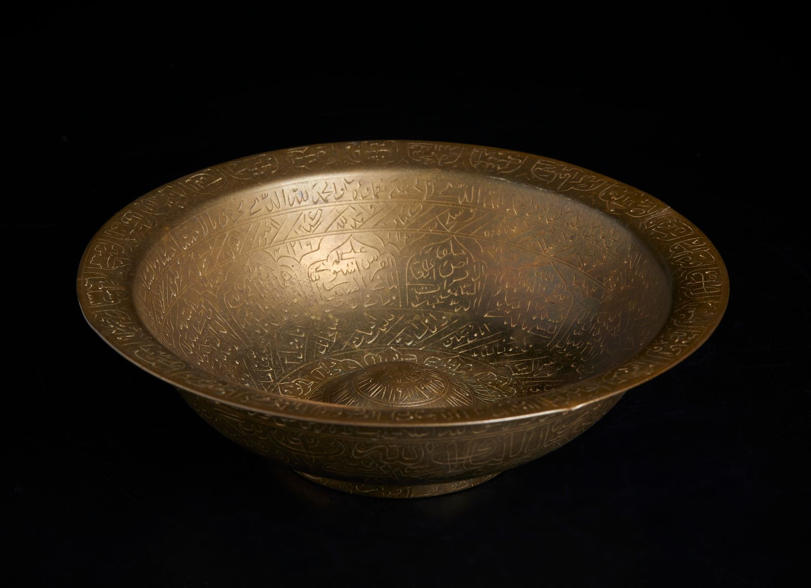 Islamic Art A brass divination bowl Arte islamica. Una ciotola divinatoria in ot&hellip;