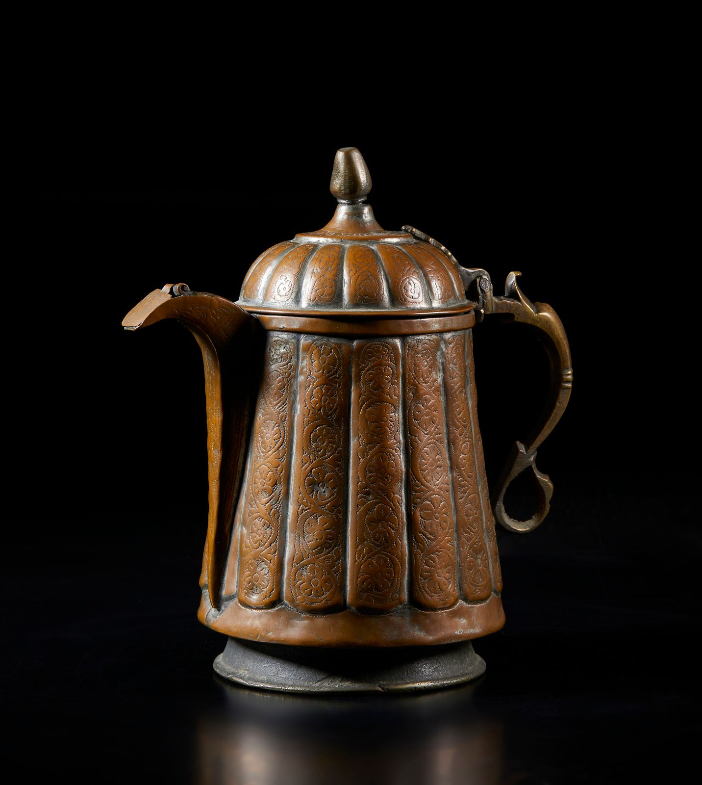Islamic Art A large ribbed body copper teapot chiselled with floral motifs 伊斯兰艺术&hellip;