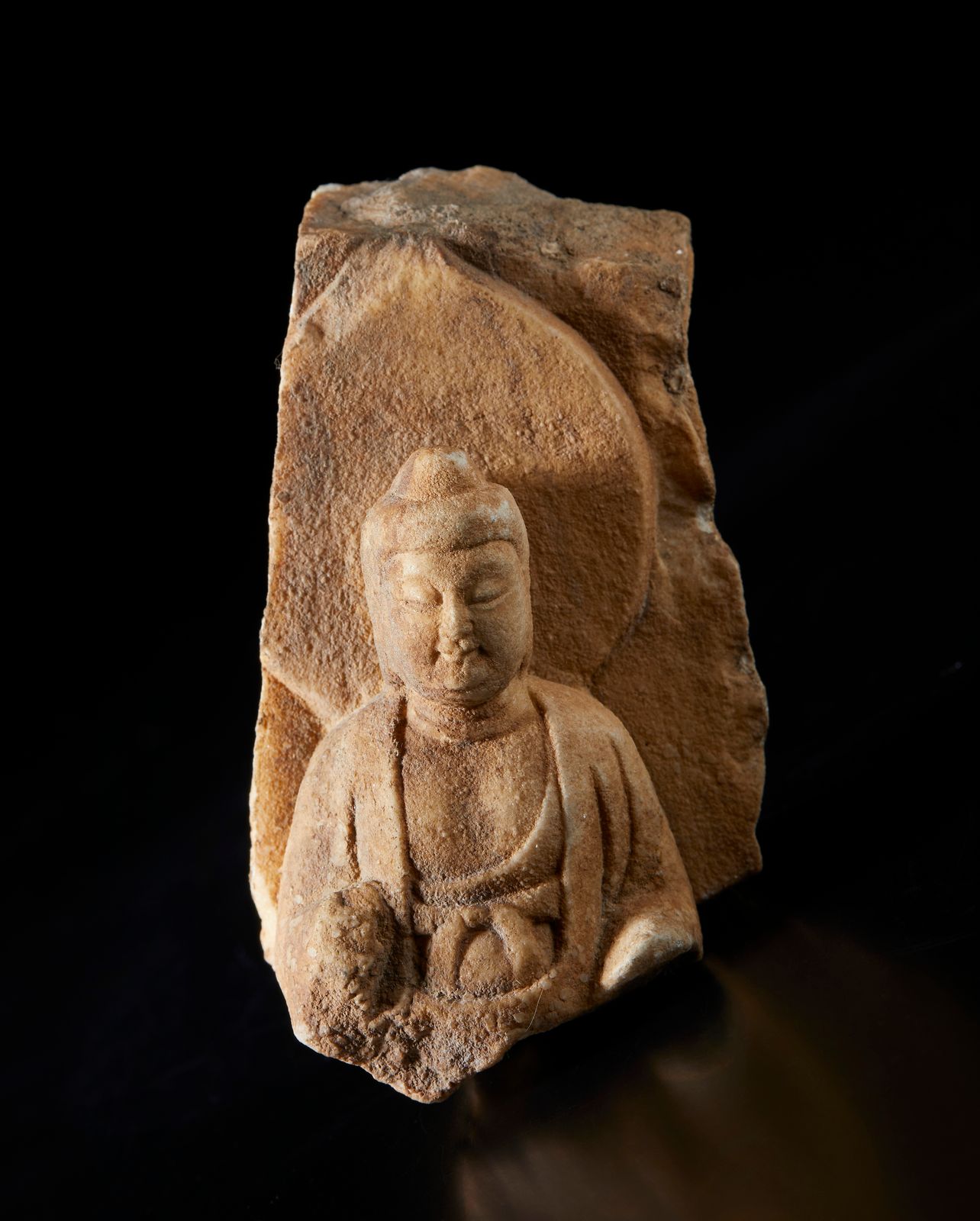 Chinese Art A fragment of a white marble sculpture portraying Buddha 中国艺术。描绘佛祖的白&hellip;