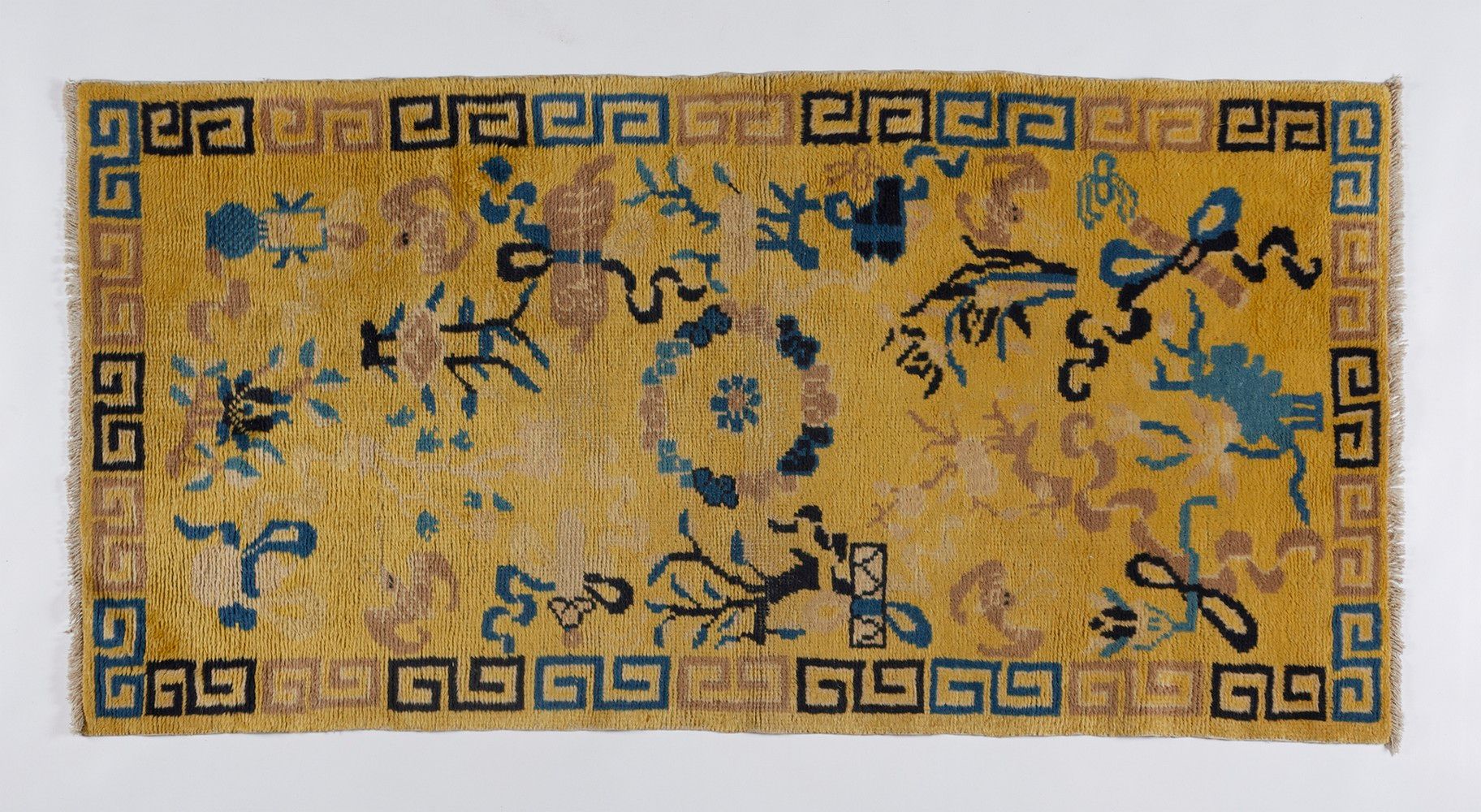 Chinese Art A yellow ground "Ningxia" rug Arte cinese. Tappeto "Ningxia" a fondo&hellip;