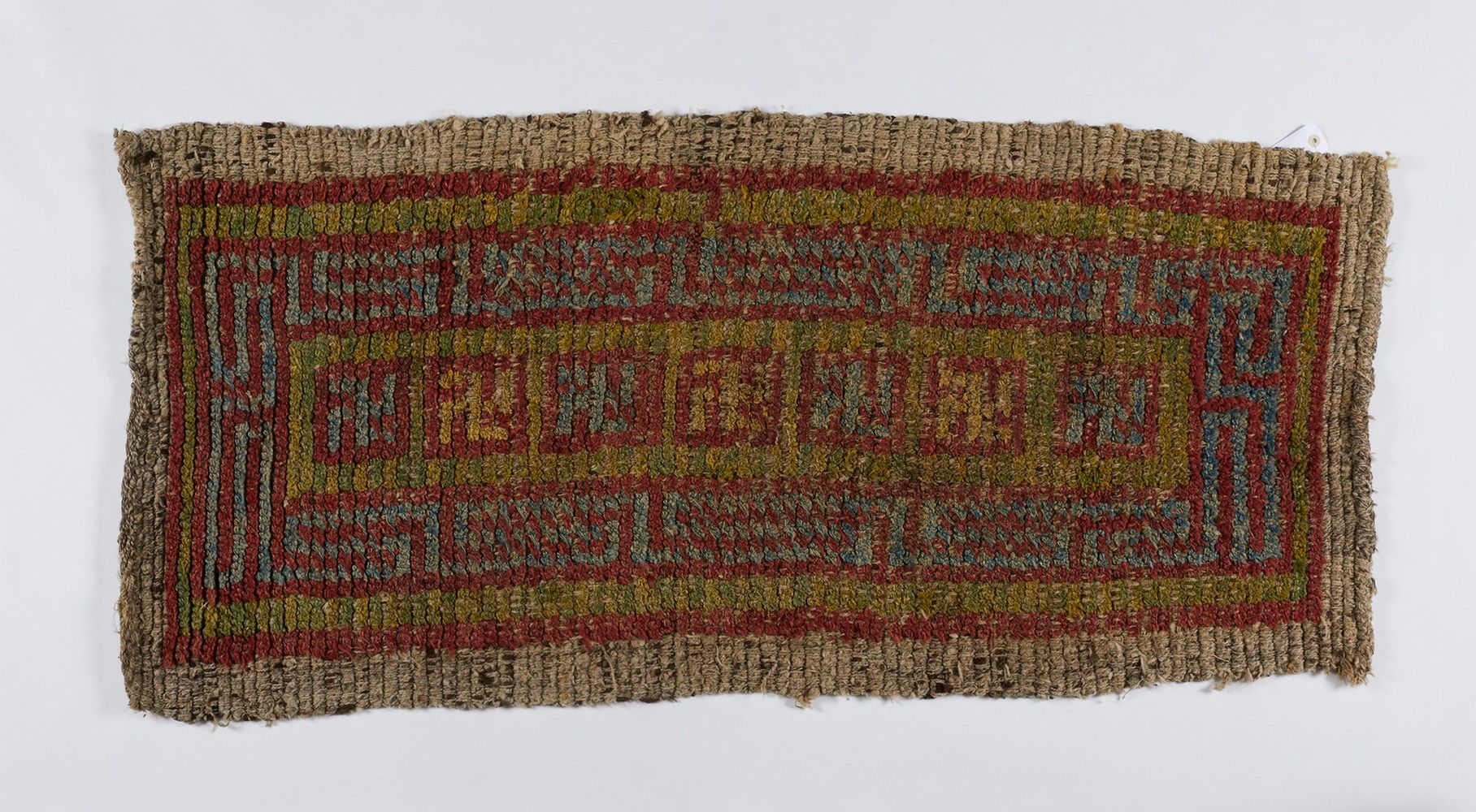 Chinese Art A rare Tibetan Wangden rug 中国艺术。一块罕见的西藏王登地毯，19世纪末。Cm 67,00 x 142,00.