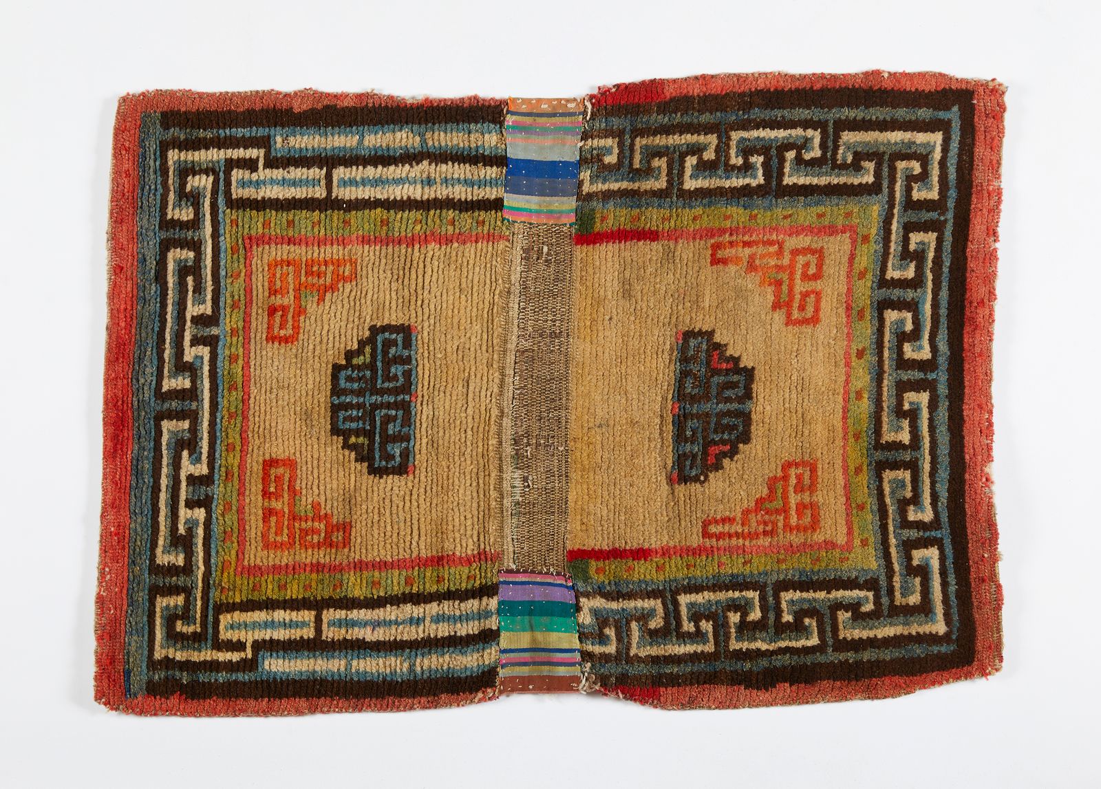 Himalayan Art A Tibetan saddle rug Arte del Himalaya. Una alfombra tibetana de s&hellip;