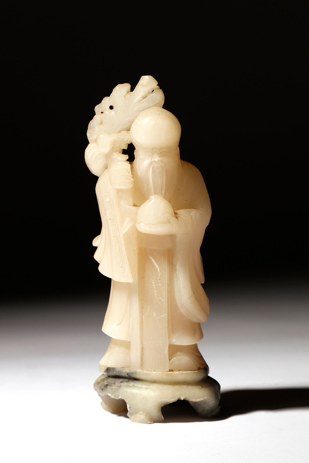 Chinese Art An alabaster figure of standing Shulao 中国艺术。石膏雕像，站立的舒劳，中国，20世纪初。厘米8.&hellip;