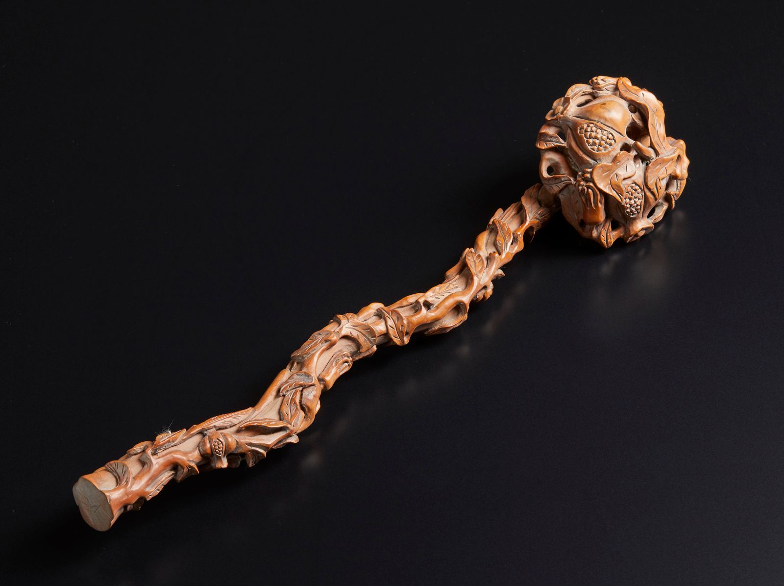 Chinese Art A boxwood ruyi scepter carved with vegetal motif 中国艺术。黄杨木如意节杖，雕刻有植物图&hellip;
