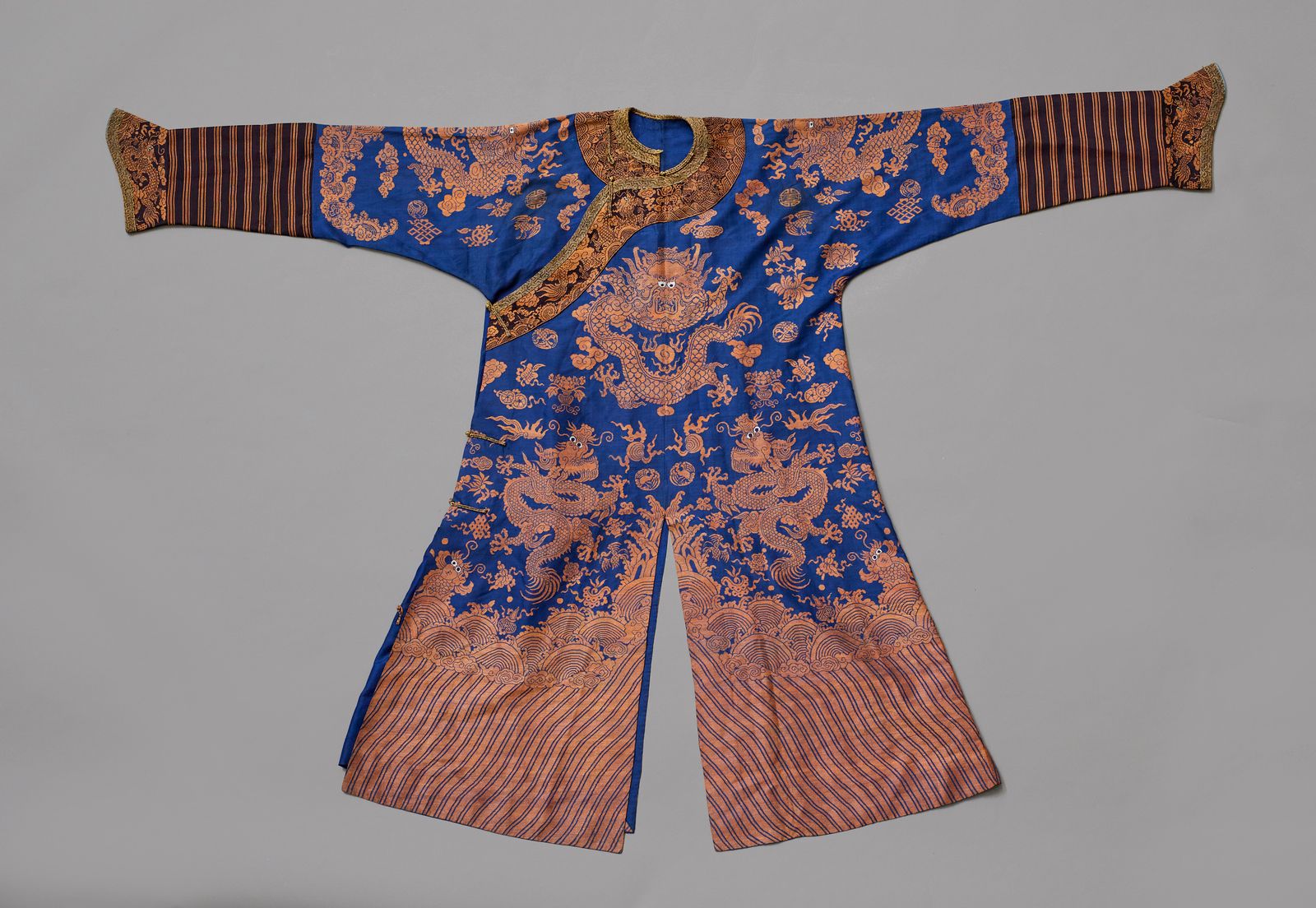 Chinese Art An official blue- ground summer court robe, Jifu 中国艺术。一件蓝地夏季宫廷长袍，吉福中&hellip;