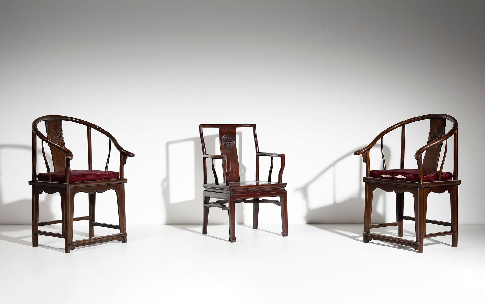 Chinese Art A group of three wooden armchairs 中国艺术。一组三个木制扶手椅 中国，19和20世纪。包括：一对马蹄形&hellip;