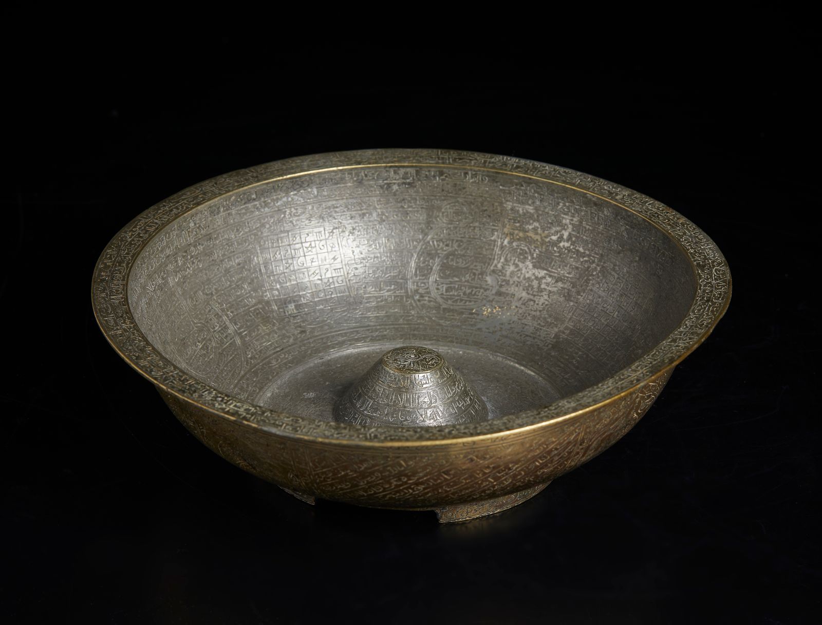 Islamic Art A brass divinastion bowl 伊斯兰艺术。一个铜制的占卜碗 可能是奥斯曼帝国的，19世纪。厘米19,00 x 5,5&hellip;