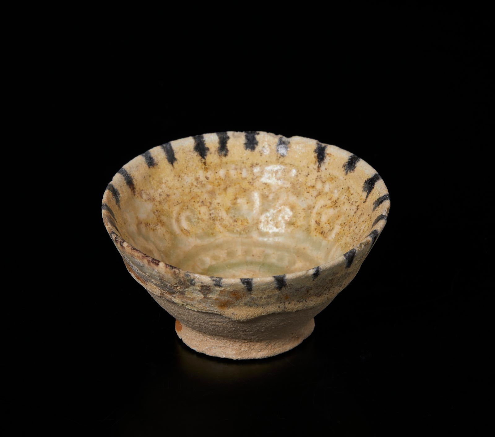 Islamic Art A small pottery bowl with moulded decoration Arte islamica. Piccola &hellip;