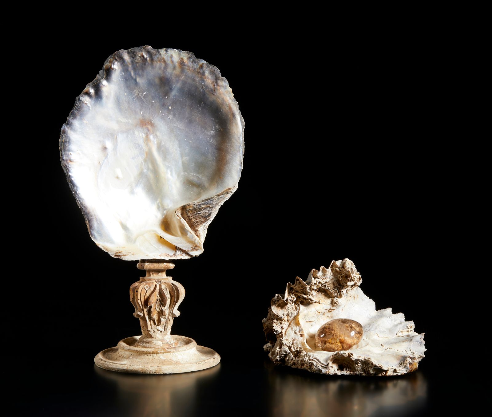 . A oyster shell mounted on base and another with a glass pearl within ..一个牡蛎壳装在&hellip;