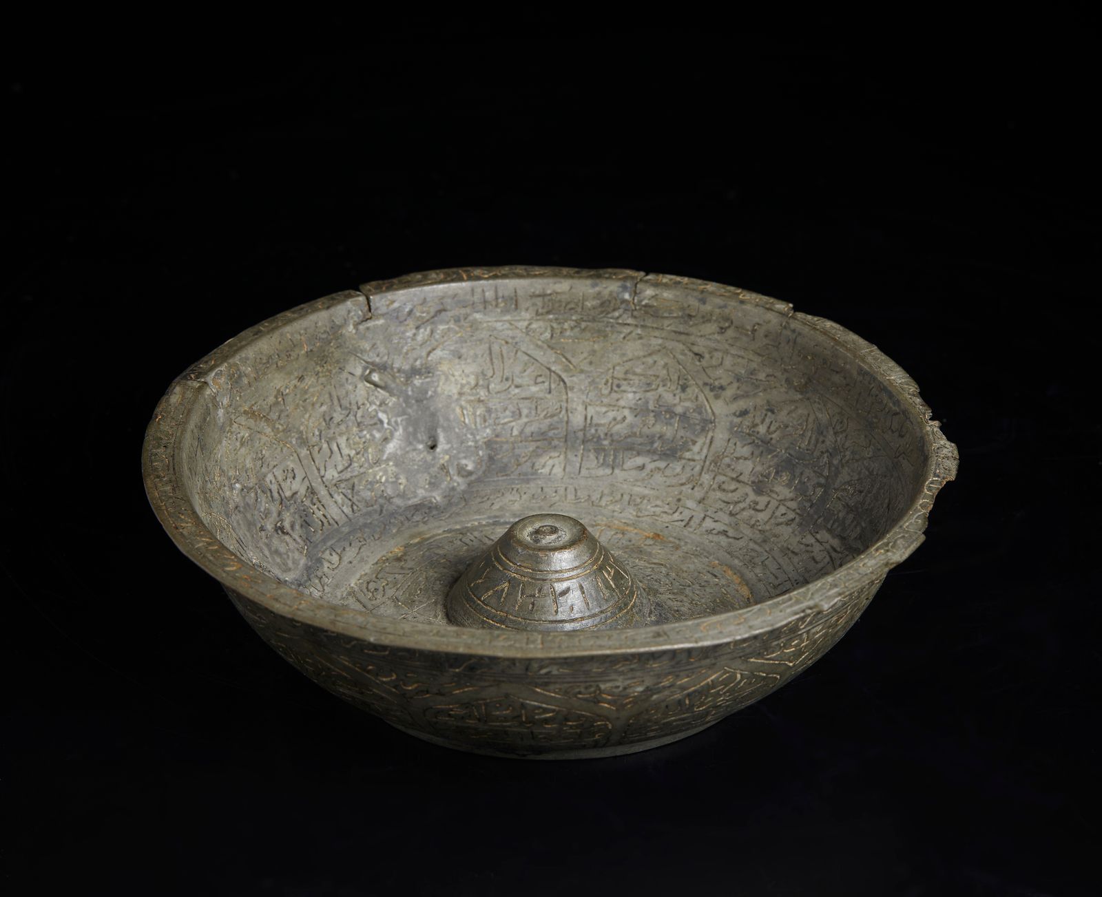 Islamic Art A brass magic bowl 伊斯兰艺术。一个黄铜的魔术碗，印度，19世纪，状况不佳。Cm 15,00 x 4,30.