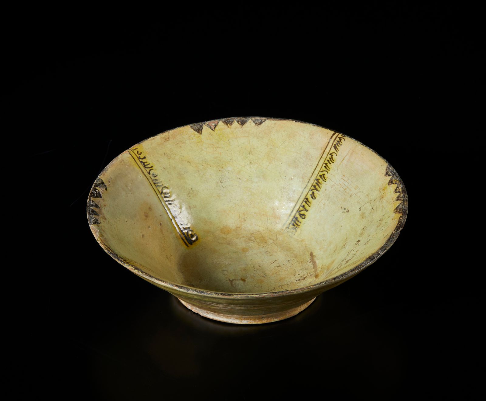 Islamic Art A slip painted terracotta yellow-staining black bowl Arte islámico. &hellip;