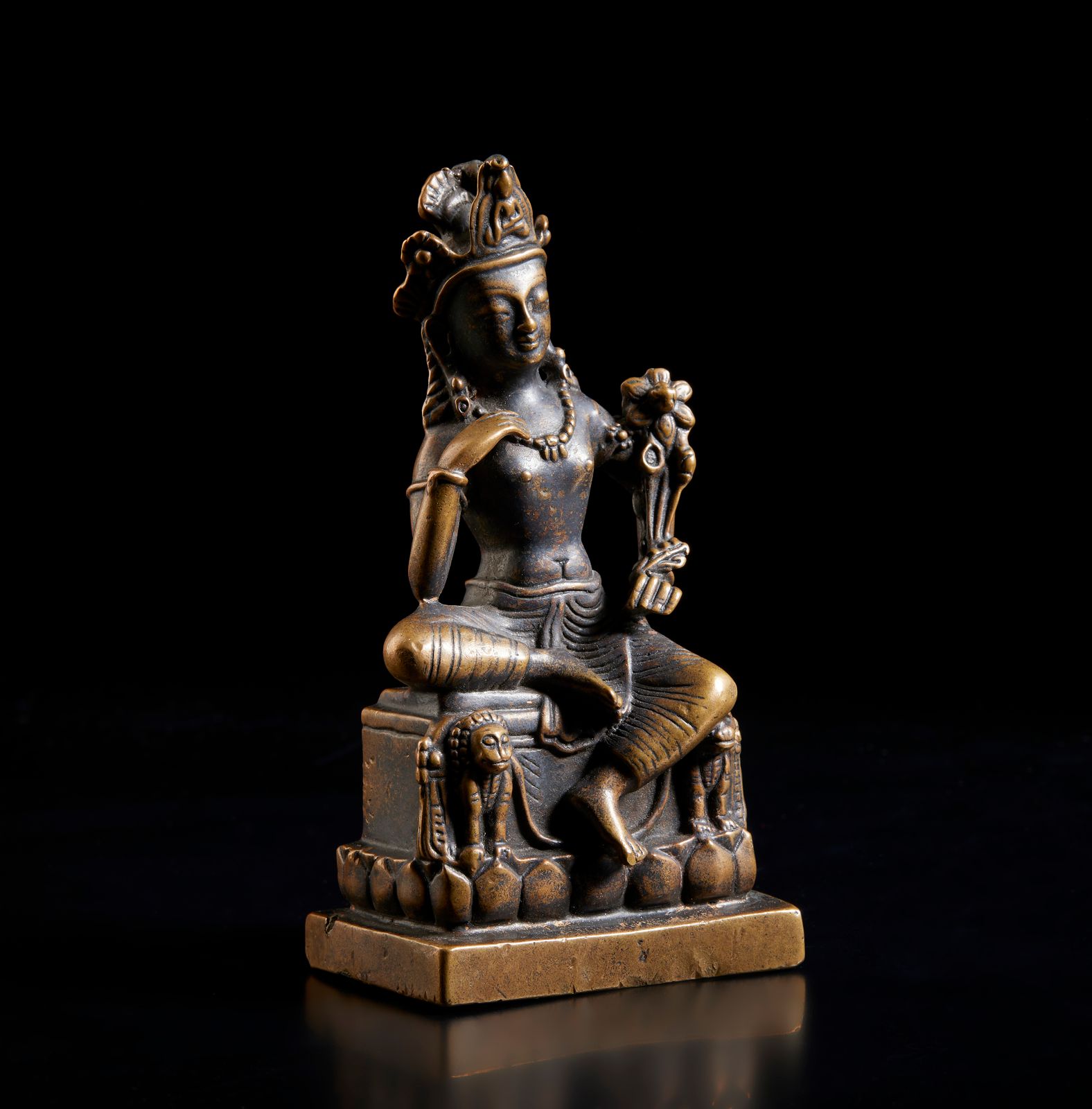 Indian Art A bronze figure of seated Avalokitesvara 印度艺术。观世音菩萨坐姿铜像 北印度或克什米尔，20世纪&hellip;
