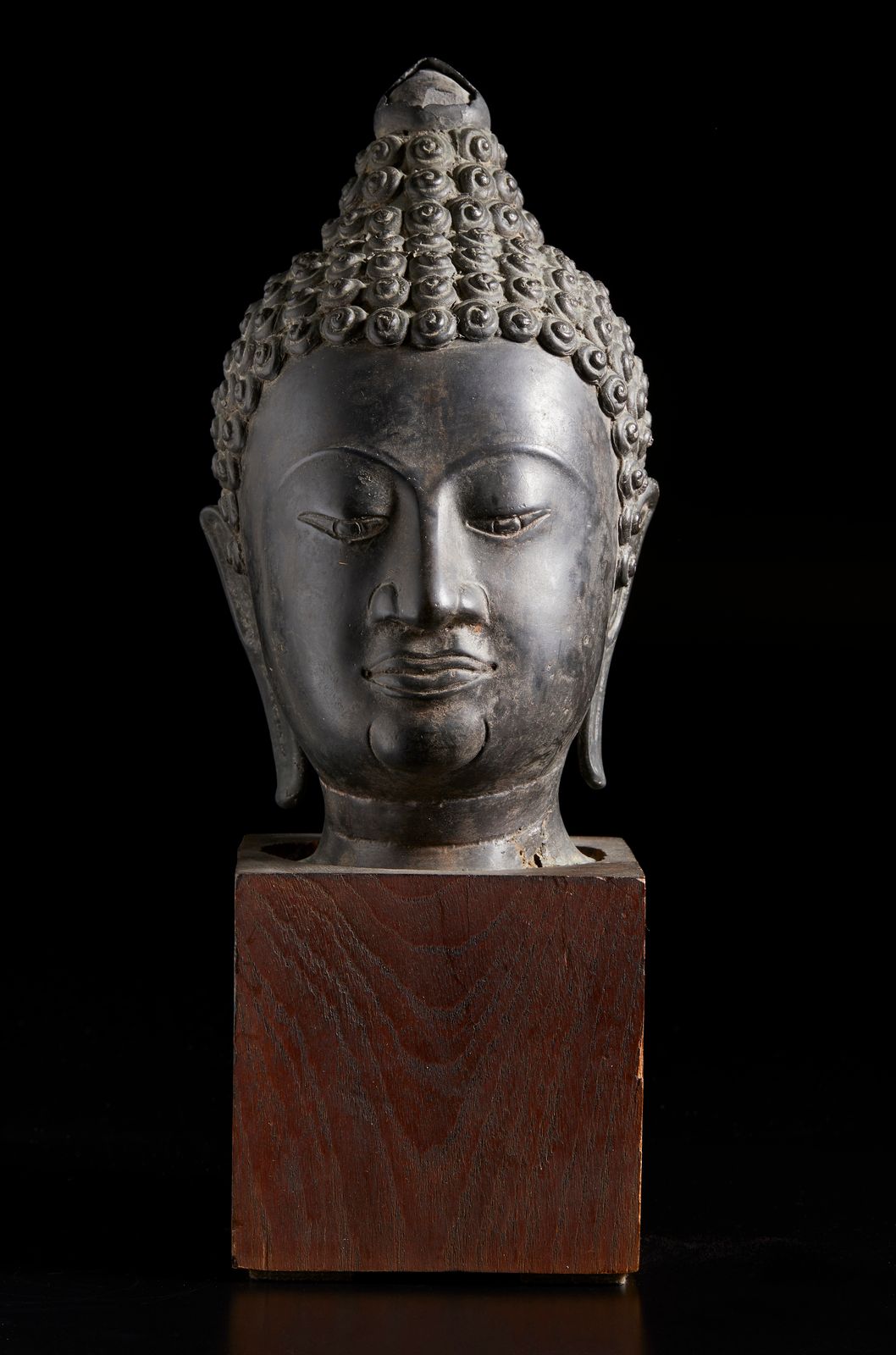 South-Est Asian Art A Buddha bronze head 东南亚艺术。一尊佛像铜首 泰国，大城府，17世纪。厘米13.50 x 24.5&hellip;