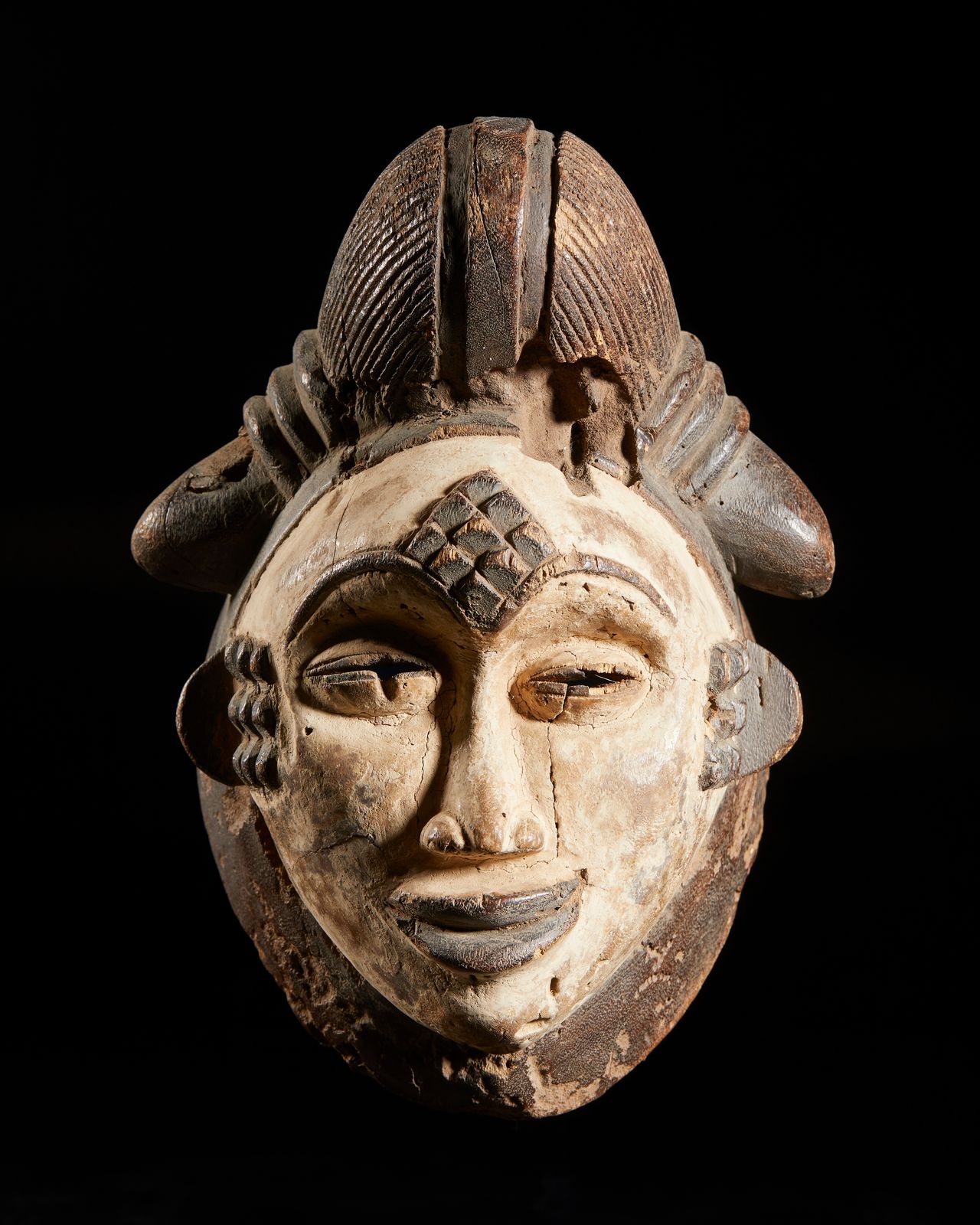 African art Gabon, Punu Art africain. Gabon, Masque Punu. Bois et restes de pigm&hellip;