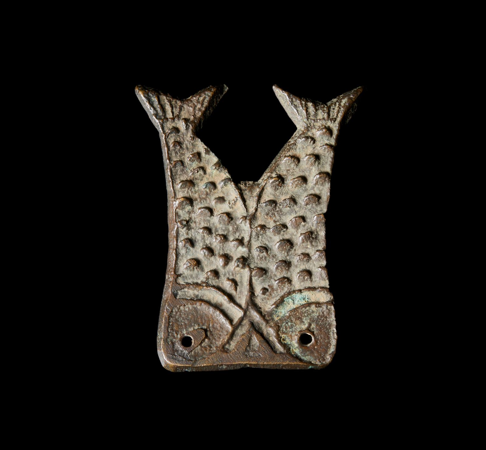 Chinese Art A bronze pendant depicting two fishes Chinesische Kunst. Bronzeanhän&hellip;