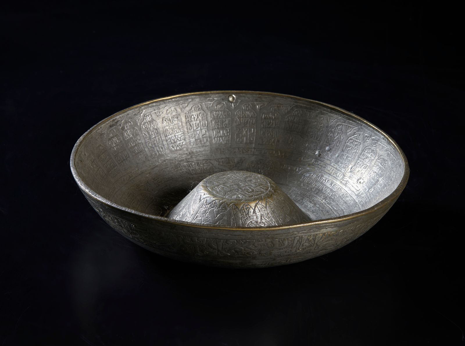Islamic Art A brass Mamluk divination bowl 伊斯兰艺术。黄铜马穆鲁克占卜碗 马穆鲁克地区，15-16世纪。Cm 19,&hellip;