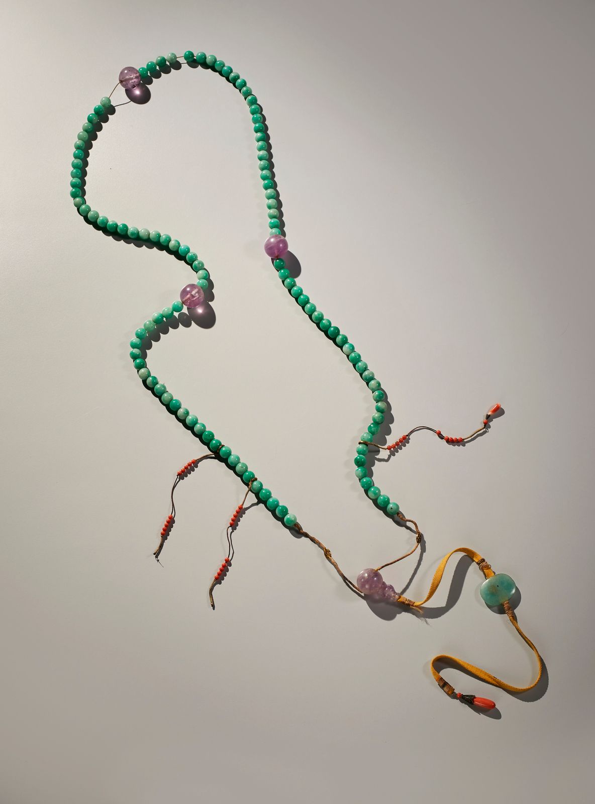 Chinese Art A jade and semi-precious stone imperial necklace (Cao Zhu). 中国艺术。一条玉&hellip;