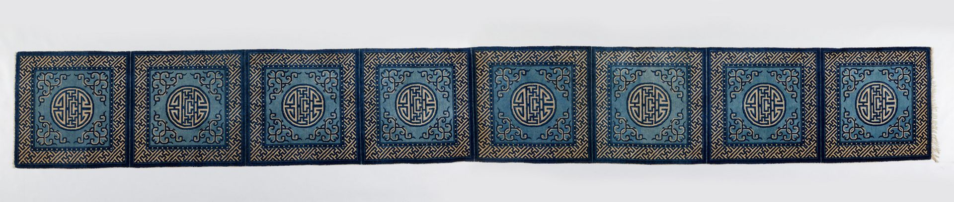 Chinese Art A fine eight-seat Baotou blue ground rug 中国艺术。一张精美的八座包头蓝地地毯 中国内蒙古，20&hellip;