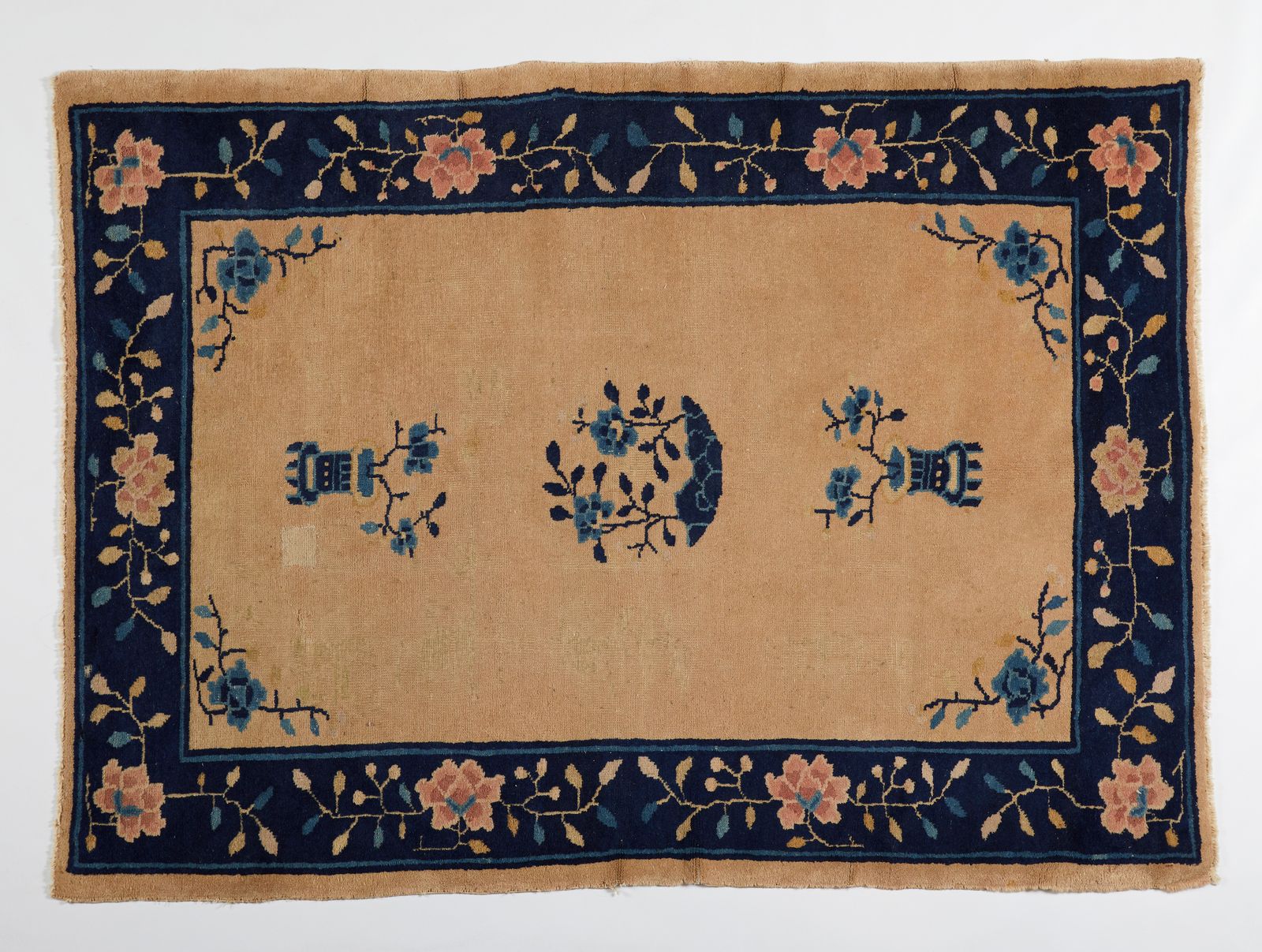 Chinese Art A Beijing rug 中国艺术。一块北京地毯 中国，20世纪。Cm 126,00 x 172,00.