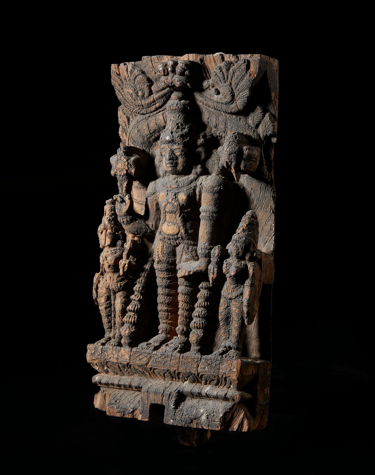Indian Art A wooden panel depicting Lord Vishnu and consorts 印度艺术。描绘毗湿奴神和妃子的木板 南&hellip;