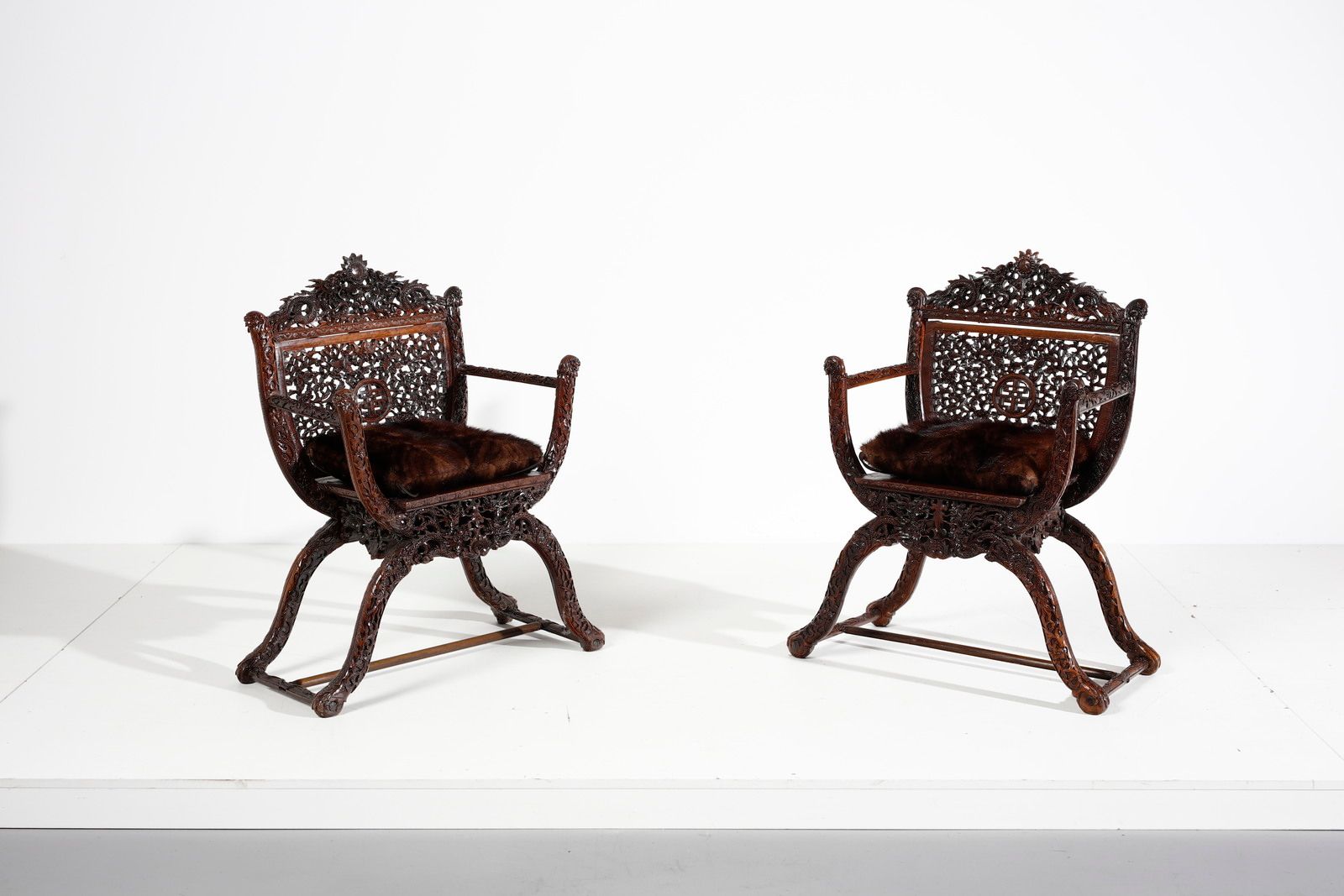 Chinese Art A pair of carved armchairs for the European market 中国艺术。一对用于欧洲市场的雕刻扶&hellip;