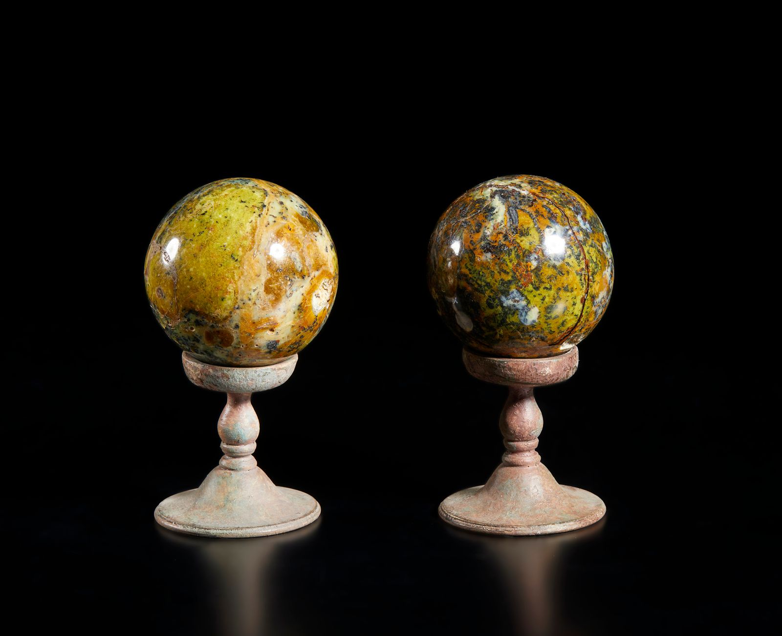 . A pair of marble spheres on their base .. Ein Paar von Marmorkugeln auf ihrem &hellip;