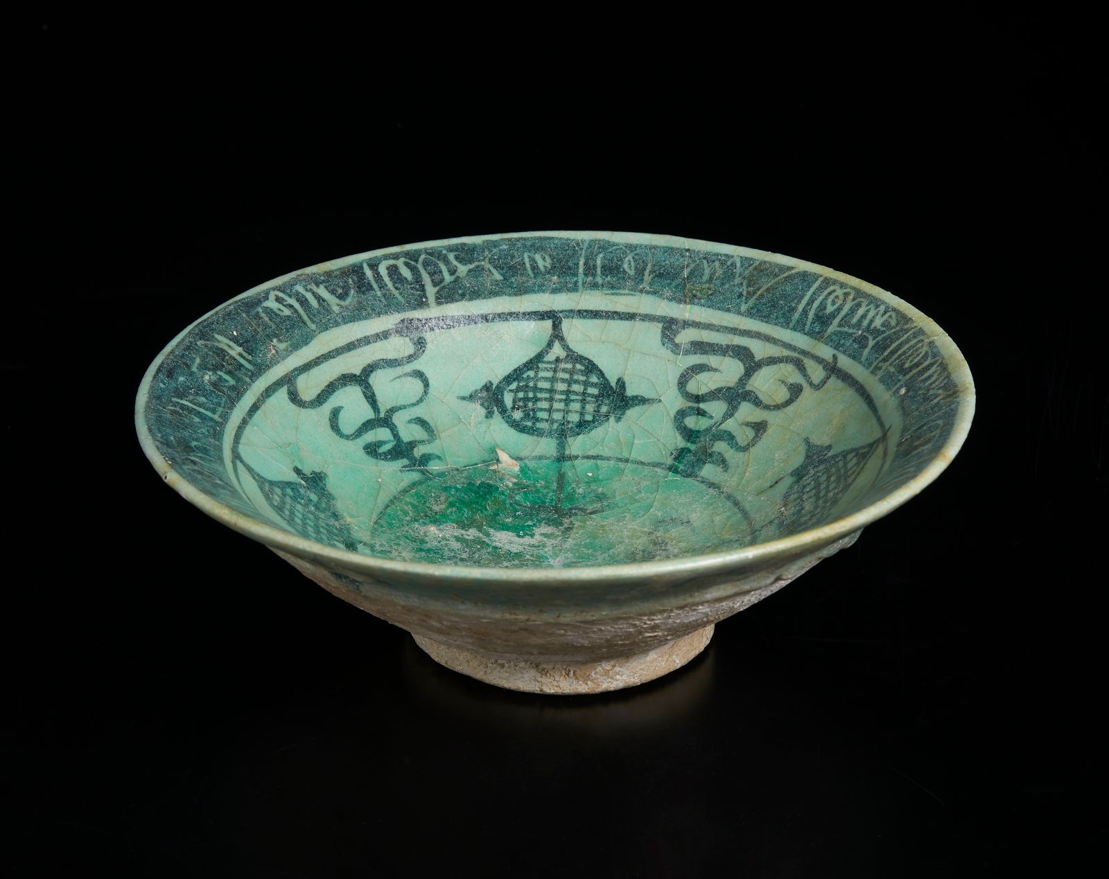 Islamic Art An underglaze decorated pottery bowl Arte islámico. Cuenco de cerámi&hellip;