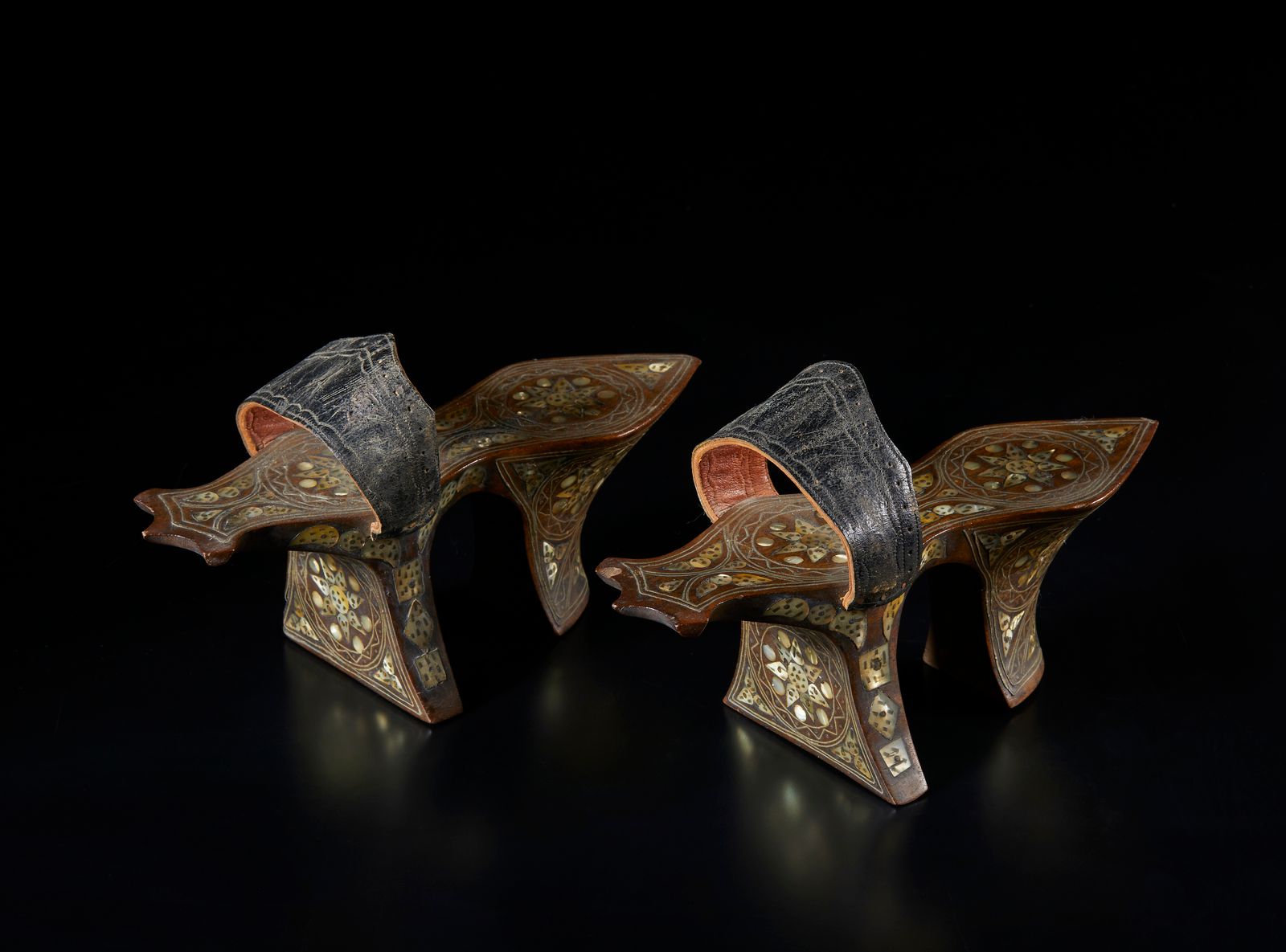 Islamic Art A pair of mother-of-pearl inlaid wooden hammam clogs Art islamique. &hellip;