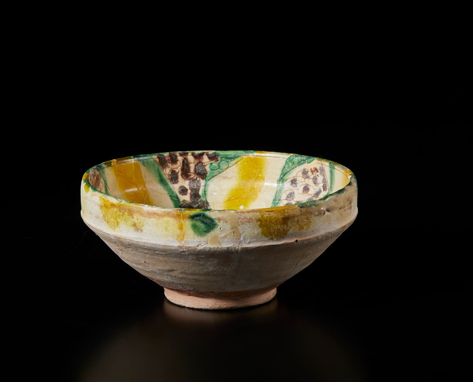 Islamic Art A terracotta bowl with abstract decoration 伊斯兰艺术。抽象装饰的陶土碗 伊朗东部，10世纪。&hellip;