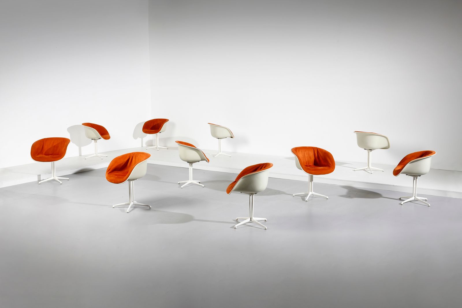 EAMES CHARLES & RAY (1907 - 1978) 伊姆斯-查尔斯和雷（1907 - 1978）。为赫尔曼-米勒公司设计的十把拉方达椅子。制造标&hellip;