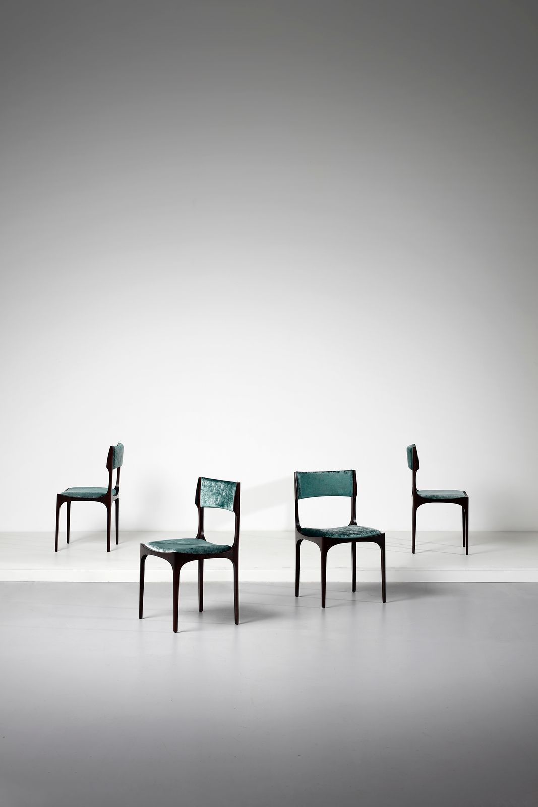 GIBELLI GIUSEPPE 吉贝利-朱塞佩。为Sormani设计的四把Elisabetta椅子。文献资料。Rivista dell'Arredamento&hellip;