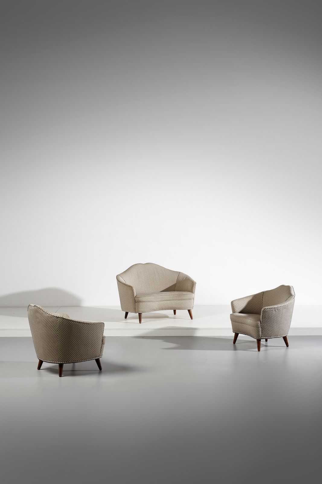 ITALIAN WORK 意大利作品。一对扶手椅与两座沙发。1950s.扶手椅：66 x 75 x 70厘米。Cm 105,00 x 72,00 x 70,00&hellip;