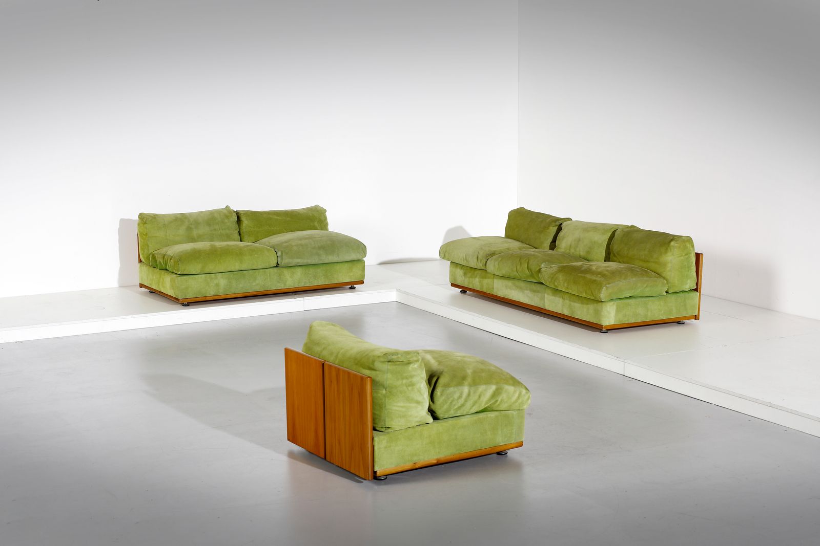 ITALIAN WORK 意大利作品。一对沙发和扶手椅。1970年代。 扶手椅：62 x 90 x 75厘米 小沙发：153厘米。厘米 190,00 x 62,&hellip;