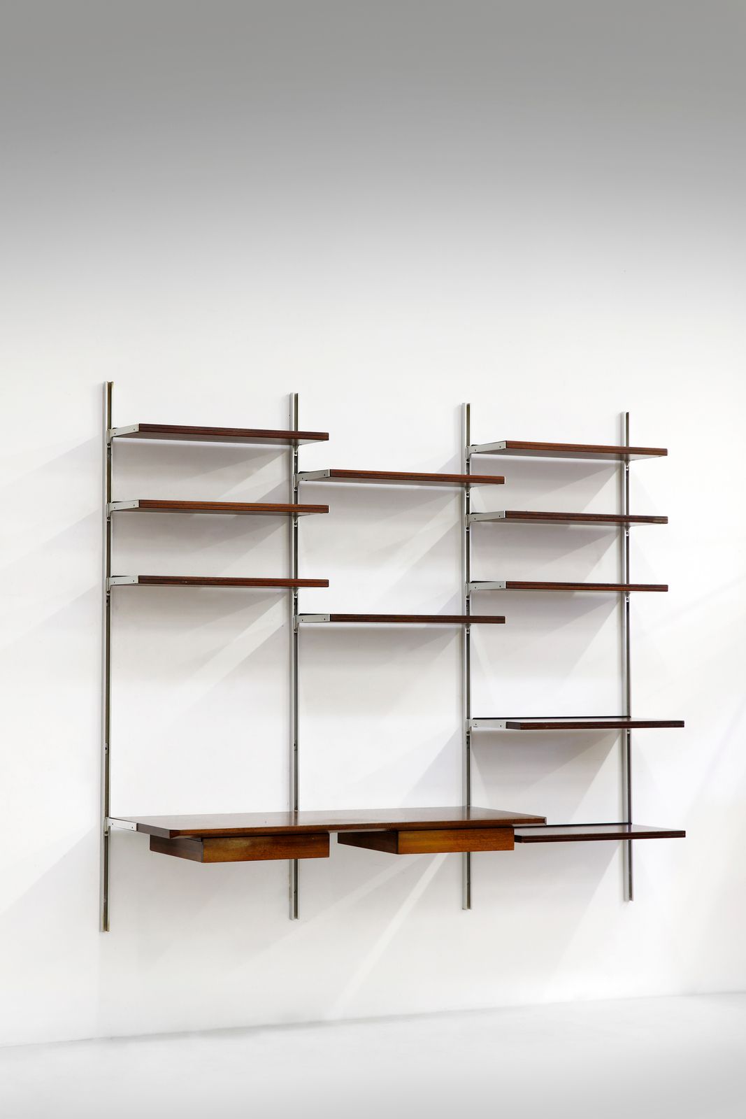 BORSANI OSVALDO (1911 - 1985) 博萨尼-奥斯瓦尔多（1911 - 1985）。为Tecno设计的E22书柜。制造标记，1960年代。&hellip;