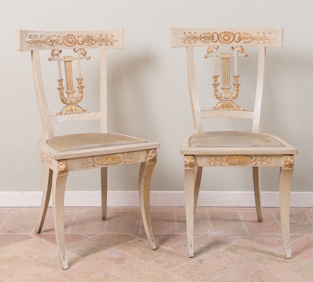 Null Coppia di sedie. Toscana, XIX secolo. Realizzate in noce laccato e dorato. &hellip;