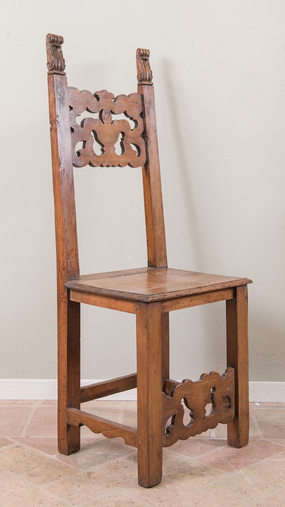 Null 实心胡桃木椅子。艾米利亚，十七世纪。Cm 126x48,5x39,5。(轻微缺陷)