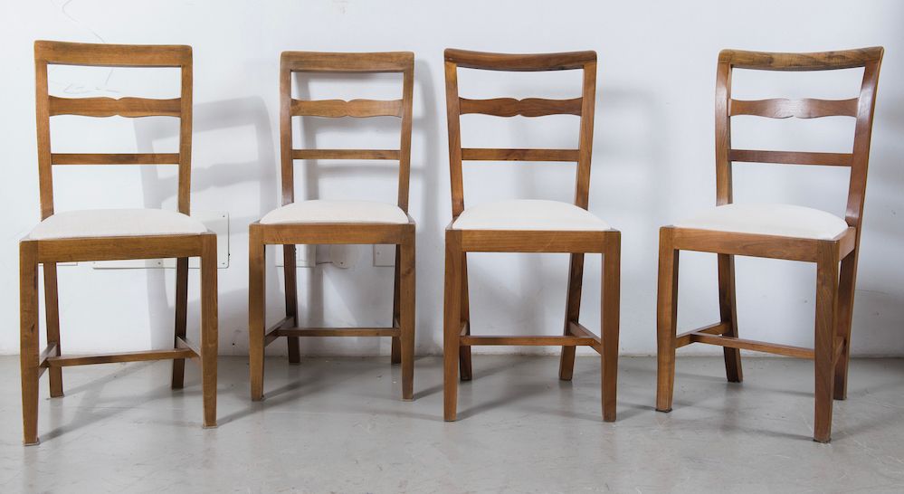 Null 本拍品由八把实心胡桃木椅子组成。20世纪。每张91x42.5x45.5厘米。