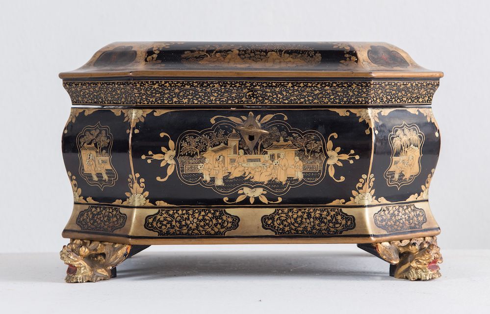 Null 漆器茶盒。中国/日本，19世纪末-20世纪初。以龙的面孔为幌子的脚上休息。Cm 15,5x25,5x19。