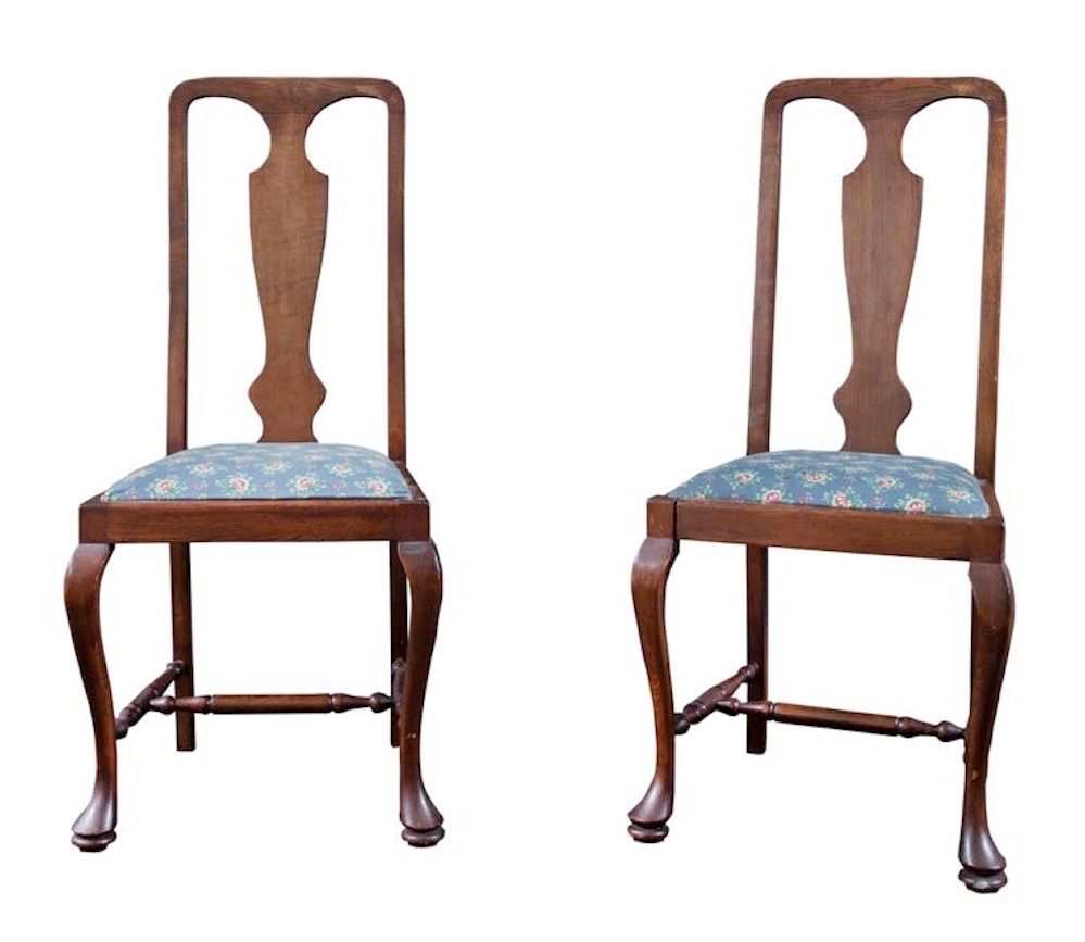 Null 本拍品由四把实心橡木椅子组成。英国，二十世纪初。Cm 102x48x43。(缺陷)