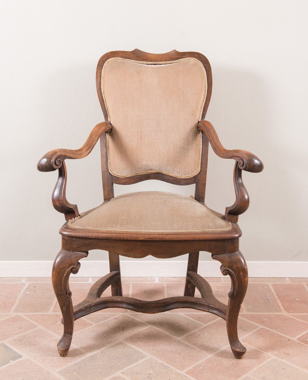Null Solid walnut armchair. Louis XV style. Emilia, mid 18th century. Wavy armre&hellip;