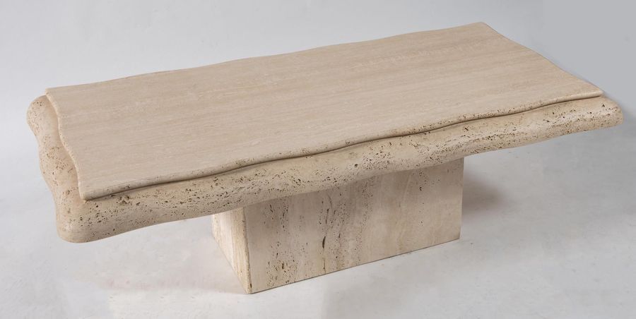 Null Travertine marble coffee table. Made in Italy, c.1970. Cm 48,5x141x69.