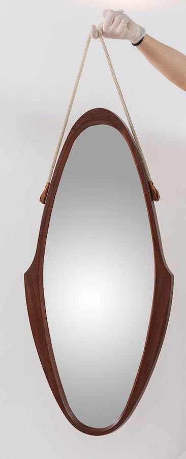 Null Miroir en teck avec corde. Fabriqué en Italie, vers 1960. Cm 84x38,5x3,5.