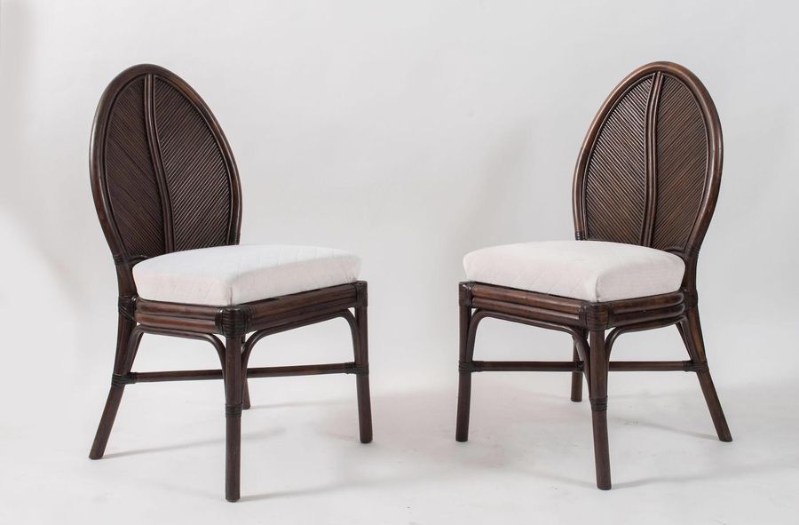 Null VIVAI DEL SUD, attr.一对弯曲的竹子和几内亚藤条及织物的椅子。在意大利生产，约1970年。每个尺寸为97x45x45厘米。